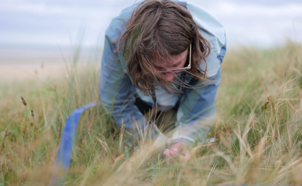 Botaniste-phytosociologue sur le terrain - Clémence Henderyckx